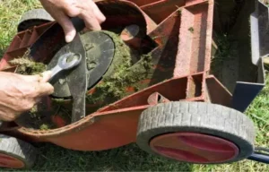 Which Way Does a Lawn Mower Blade Spin: A Comprehensive Guide